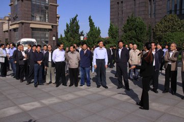 江阴市老领导一行参观李良宝事迹展览馆