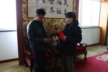 江阴市总工会主席刘文红来村慰问全国劳模李洪耀