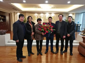 江阴市总工会主席刘文红来到我集团长达钢铁慰问知名劳模李洪耀
