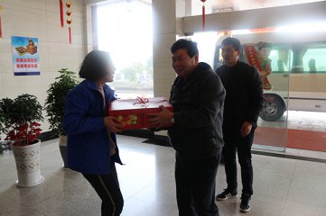 村党委除夕慰问集团优秀企业家及企业员工