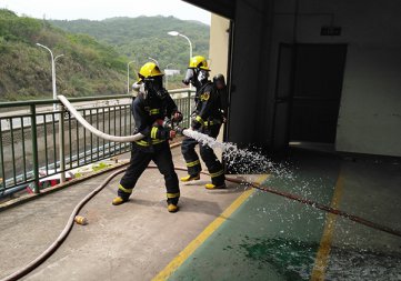 公司举行突发火灾应急演练