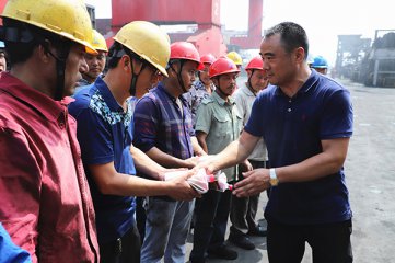村领导分组赴企业进行高温慰问