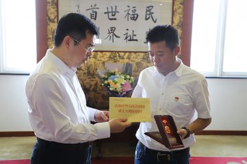 江阴市市长蔡叶明慰问全国劳模李洪耀