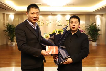 夏港街道党工委书记季震慰问全国劳动模范李洪耀