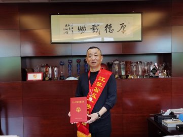 长江房产系统董事长朱永方荣获江苏省五一劳动奖章