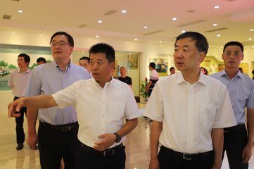 江阴市委书记许峰走访调研新长江集团