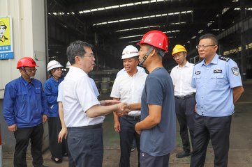 江阴市长蔡叶明一行赴企业开展高温慰问
