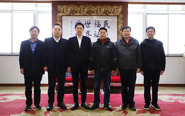 江阴市委常委、临港经济开发区党工委副书记、管委会副主任张韶峰慰问全国劳模李洪耀