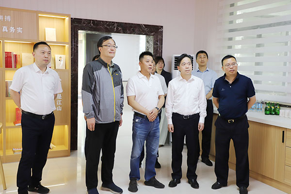 省人大常委会秘书长陈建刚来我村调研并走访联系 全国人大代表李洪耀