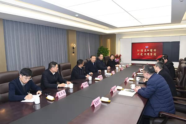 无锡市委常委、江阴市委书记许峰慰问企业家李洪耀