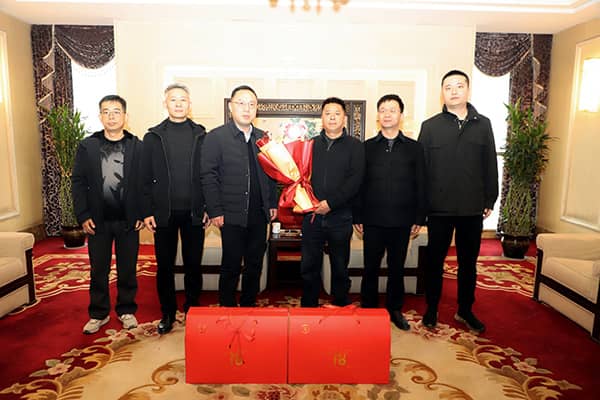 访企问需送祝福 政企同心开新篇