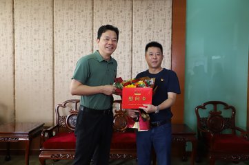 江阴市人大常委会主任孙小虎慰问全国劳模李洪耀